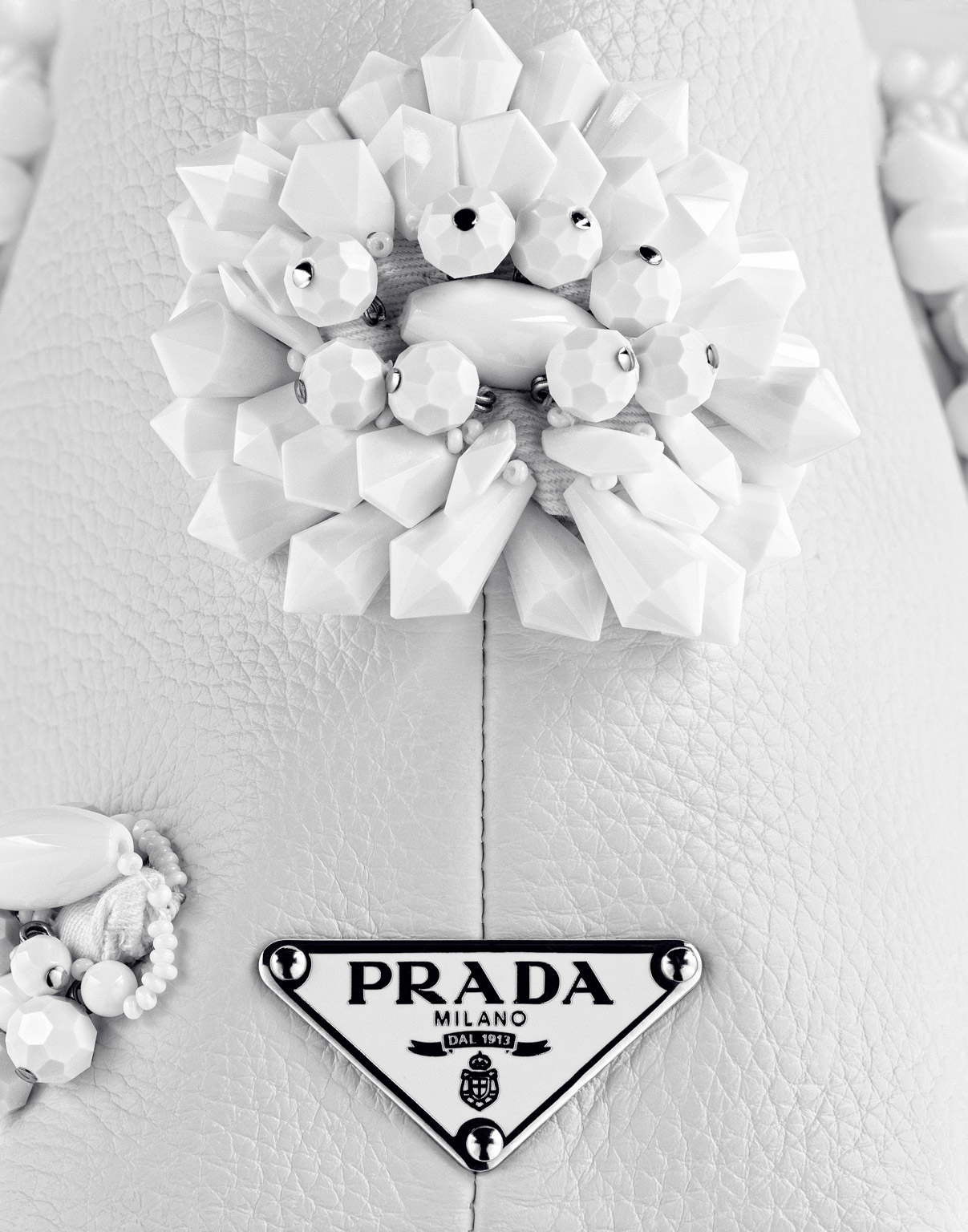 080_prada_wht_bag_detailf